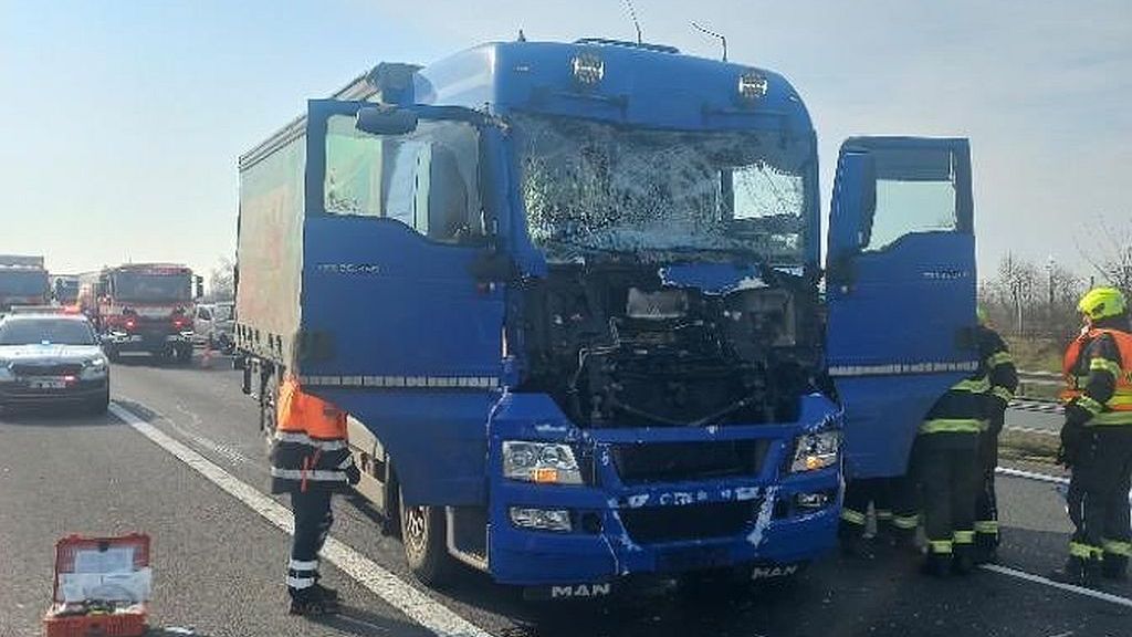 Srážka dvou kamionů uzavřela dálnici D8 na Mělnicku